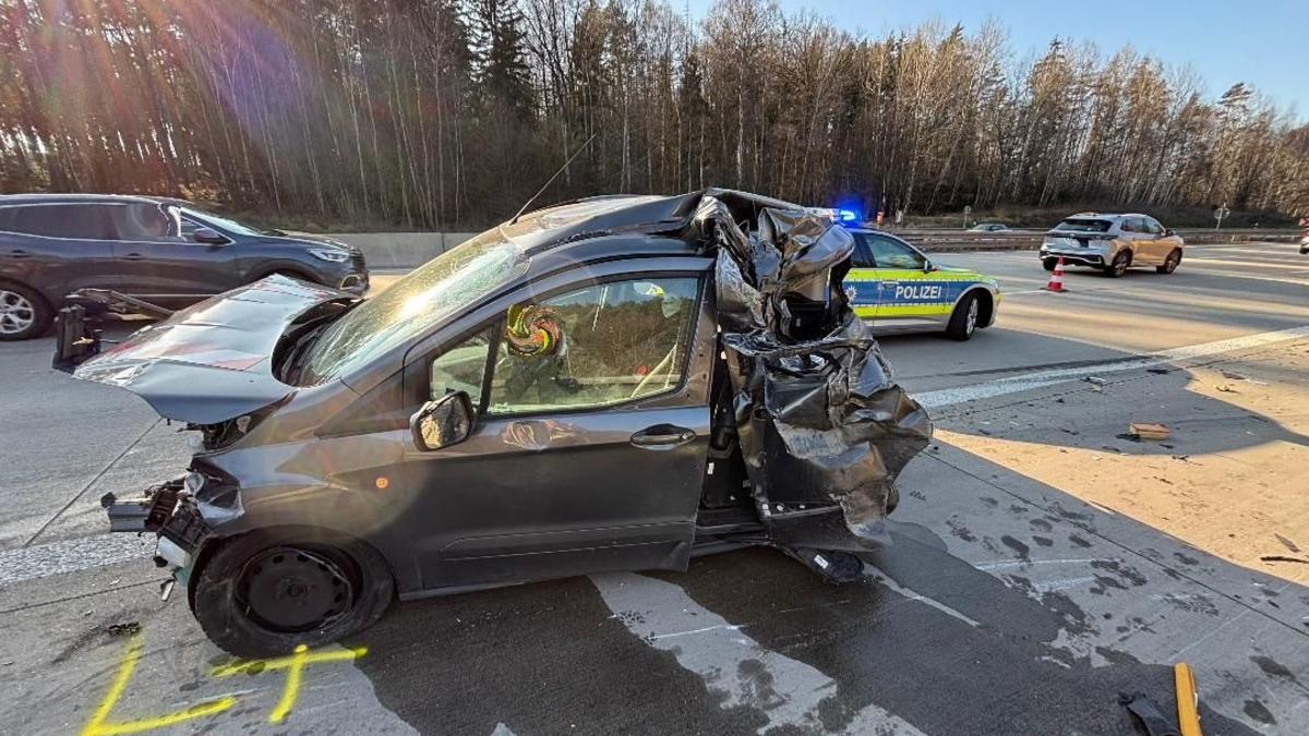 API-TH: Sattelzug kollidiert mit Pannen Pkw auf Standstreifen auf der Autobahn 9 bei Eisenberg! - Foto: presseportal.de
