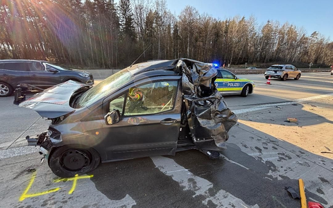 API-TH: Sattelzug kollidiert mit Pannen Pkw auf Standstreifen auf der Autobahn 9 bei Eisenberg! - Foto: presseportal.de