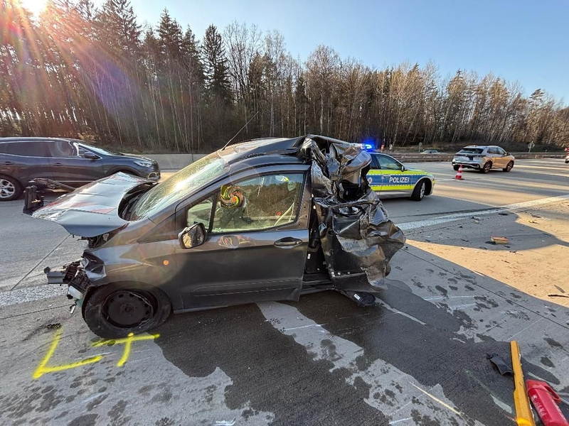 API-TH: Sattelzug kollidiert mit Pannen Pkw auf Standstreifen auf der Autobahn 9 bei Eisenberg! - Foto: presseportal.de