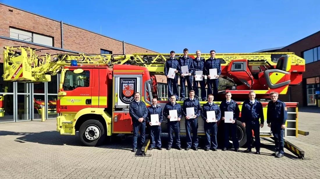 FW Ratingen: Ein neuer Meilenstein für unser Team: Die Beförderung unserer Brandmeisteranwärter - Bild: presseportal.de