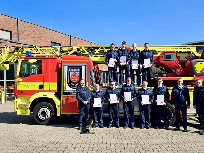 FW Ratingen: Ein neuer Meilenstein für unser Team: Die Beförderung unserer Brandmeisteranwärter - Foto: presseportal.de
