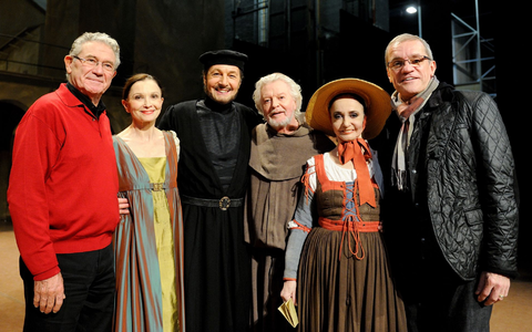 Ray Barra (erster von links) ist nach Angaben des spanischen Staatsballetts an seinem Wohnort im südspanischen Marbella gestorben.  - Foto: picture alliance / dpa