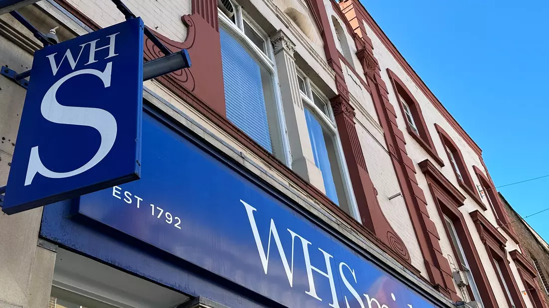 Noch typisch für britische Innenstädte: Filialen von WH Smith. (Archivbild) - Bild: Benedikt von Imhoff/dpa