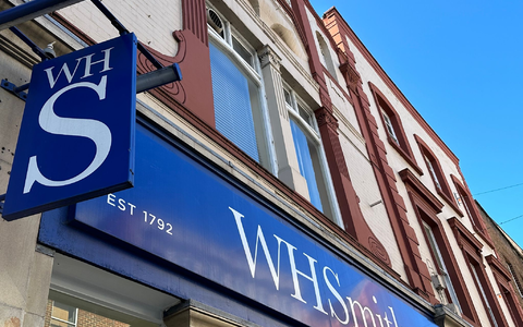 Noch typisch für britische Innenstädte: Filialen von WH Smith. (Archivbild) - Foto: Benedikt von Imhoff/dpa