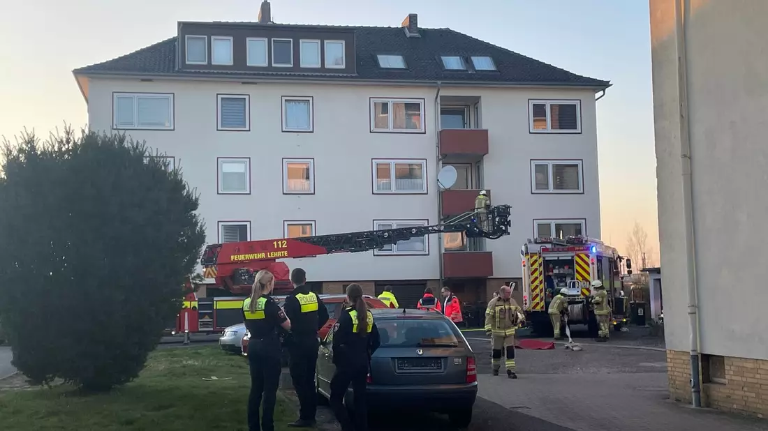 FW Lehrte: Brennender Stuhl auf Balkon löst Großeinsatz aus - Bild: presseportal.de
