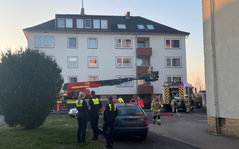 FW Lehrte: Brennender Stuhl auf Balkon löst Großeinsatz aus - Foto: presseportal.de
