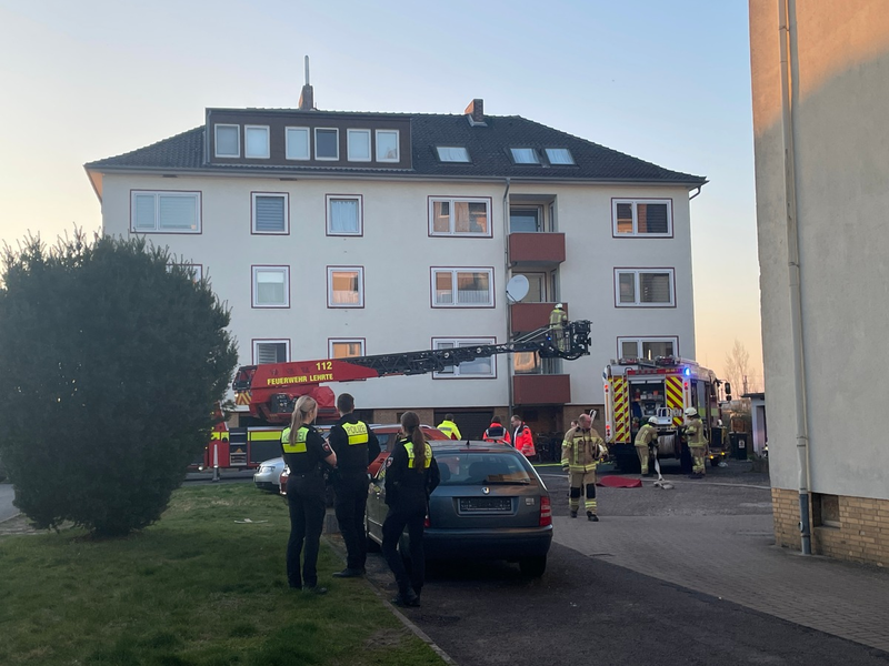 FW Lehrte: Brennender Stuhl auf Balkon löst Großeinsatz aus - Foto: presseportal.de