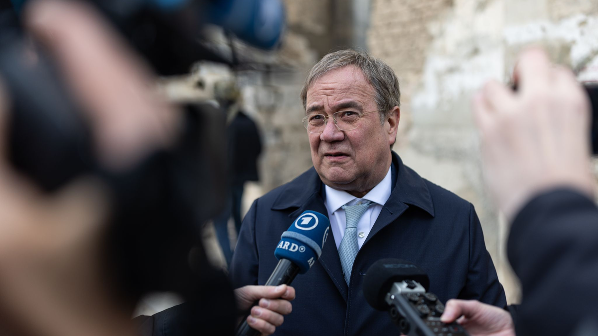 Schnuppert internationales Parkket: Armin Laschet auf der Reise mit Annalena Baerbock. (Archivbild) - Foto: Hannes P. Albert/dpa