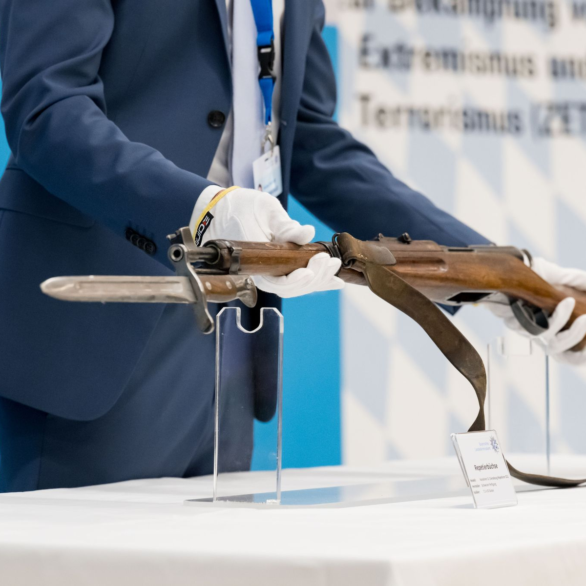 Ein 18 Jahre alter Österreicher hatte am 5. September 2024 mit einem Repetiergewehr aus ehemaligen Schweizer Armee-Beständen auf das Konsulat in der bayerischen Landeshauptstadt geschossen sowie auf das NS-Dokumentationszentrum in der Nähe. Er starb nach einem Schusswechsel mit Polizisten. Ein Polizeibeamter zeigt bei einer Pressekonferenz die Tatwaffe, eine Repetierbüchse aus Schweizer Fertigung (Karabiner 31). Ermittler werten die Schüsse auf das Generalkonsulat als antiisraelischen Terroranschlag. (Archivfoto) - Foto: Tobias Hase/dpa