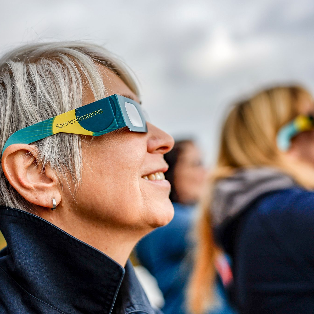 Bewölkt oder nicht: In jedem Fall ist eine Sofi-Brille nötig. (Archivbild) - Foto: Axel Heimken/dpa