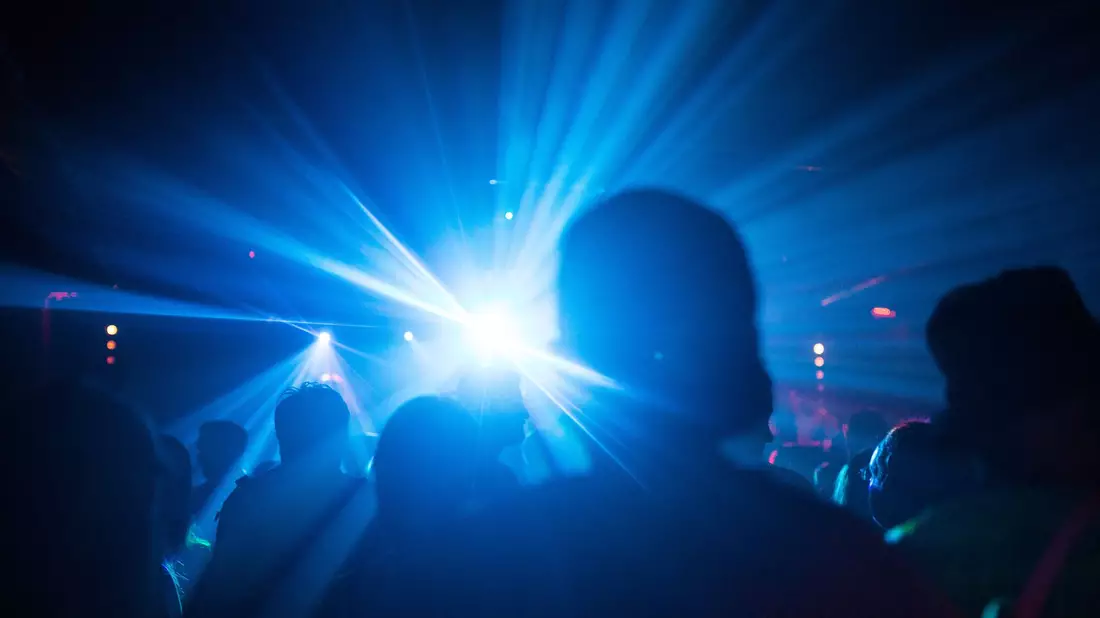Die Türsteherinnen und Türsteher gehen regelmäßig durch den Club, gucken wie die Stimmung ist und verändern ihre Entscheidungskriterien dann auch entsprechend, sagen die Forscher. (Symbolbild) - Bild: Sophia Kembowski/dpa