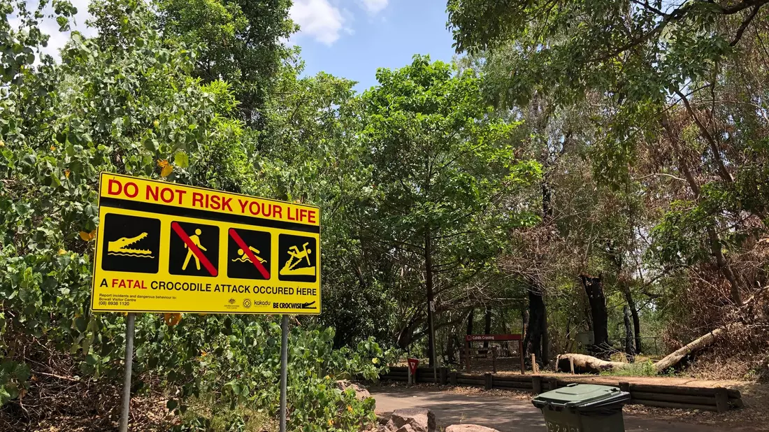 Ein Schild warnt im tropischen Norden von Australien vor Krokodilen. (Archivbild) - Bild: Jay Bichard/dpa