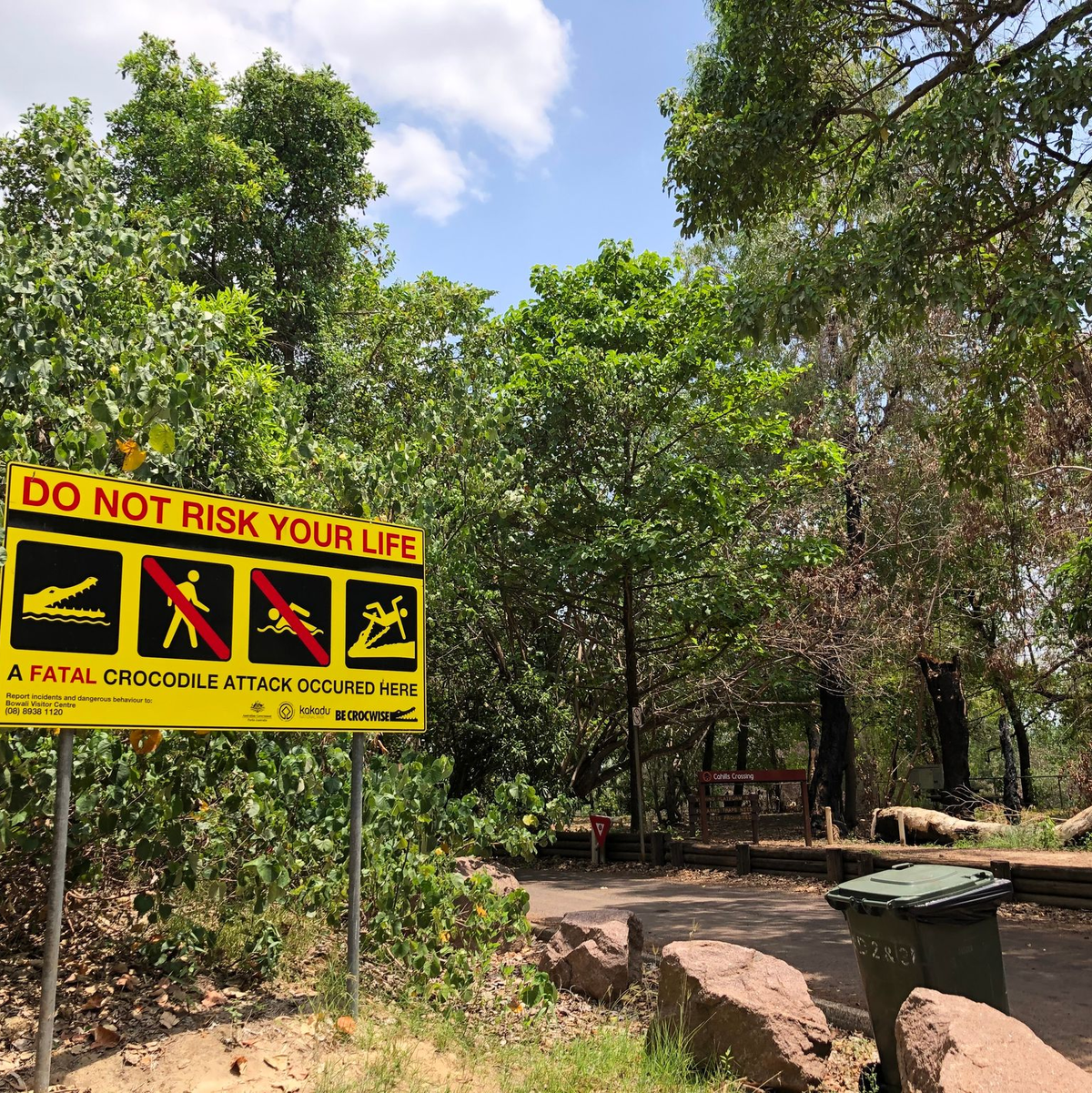 Ein Schild warnt im tropischen Norden von Australien vor Krokodilen. (Archivbild) - Foto: Jay Bichard/dpa