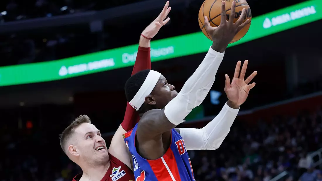 Dennis Schröder (r) von den Detroit Pistons erzielte im Spiel gegen die Cleveland Cavaliers 17 Punkte. - Bild: Duane Burleson/AP/dpa