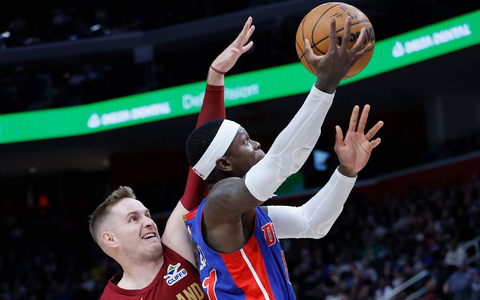 Dennis Schröder (r) von den Detroit Pistons erzielte im Spiel gegen die Cleveland Cavaliers 17 Punkte. - Foto: Duane Burleson/AP/dpa