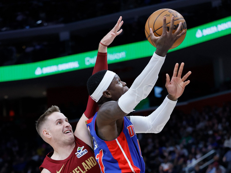 Dennis Schröder (r) von den Detroit Pistons erzielte im Spiel gegen die Cleveland Cavaliers 17 Punkte. - Foto: Duane Burleson/AP/dpa