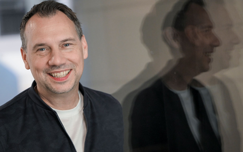  Sebastian Fitzek hat sich immer wieder dasselbe Buch aus der Schulbibliothek ausgeliehen. (Archivbild) - Foto: Jens Kalaene/dpa