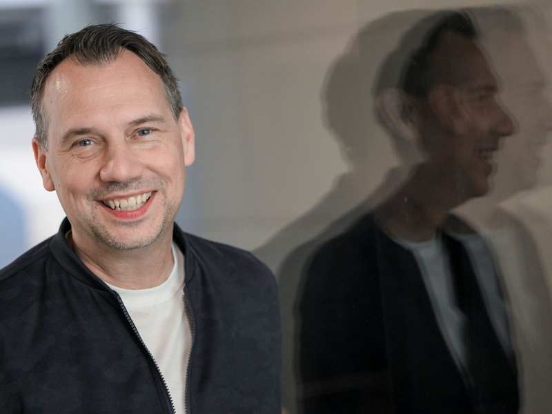  Sebastian Fitzek hat sich immer wieder dasselbe Buch aus der Schulbibliothek ausgeliehen. (Archivbild) - Foto: Jens Kalaene/dpa
