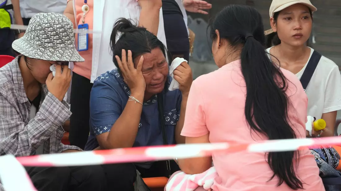 In Bangkok suchen Retter an einem eingestürzten Rohbau weiter nach Überlebenden - aber die Hoffnung schwindet. - Bild: Manish Swarup/AP/dpa