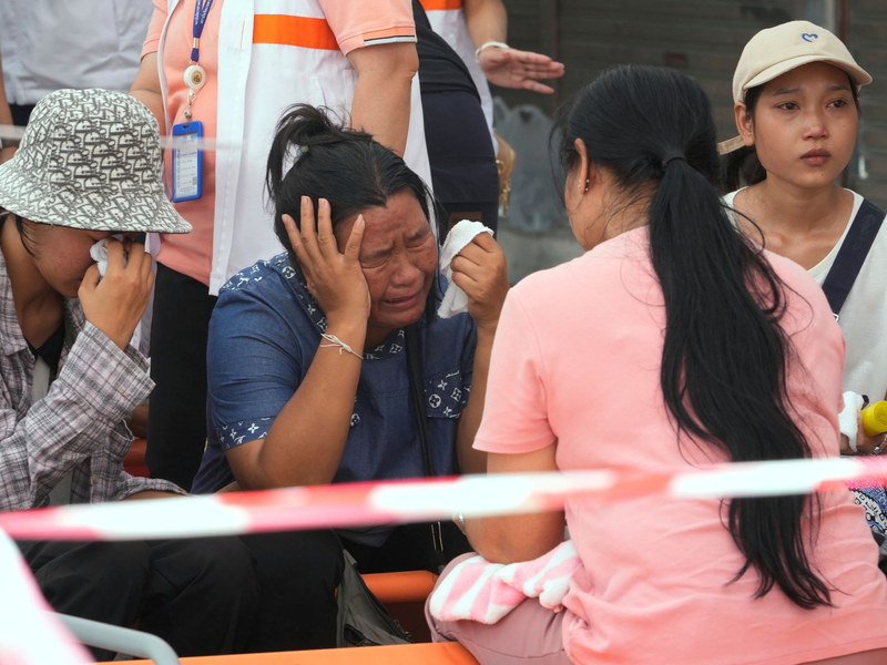 In Bangkok suchen Retter an einem eingestürzten Rohbau weiter nach Überlebenden - aber die Hoffnung schwindet. - Foto: Manish Swarup/AP/dpa