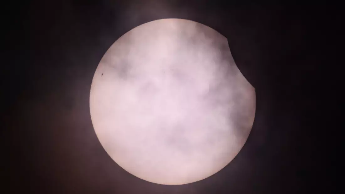 Zwischen Wolkenlücken war die partielle Sonnenfinsternis sichtbar, so wie hier in Frankfurt an der Oder. - Bild: Patrick Pleul/dpa