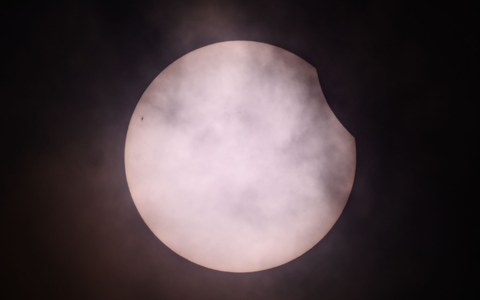 Zwischen Wolkenlücken war die partielle Sonnenfinsternis sichtbar, so wie hier in Frankfurt an der Oder. - Foto: Patrick Pleul/dpa
