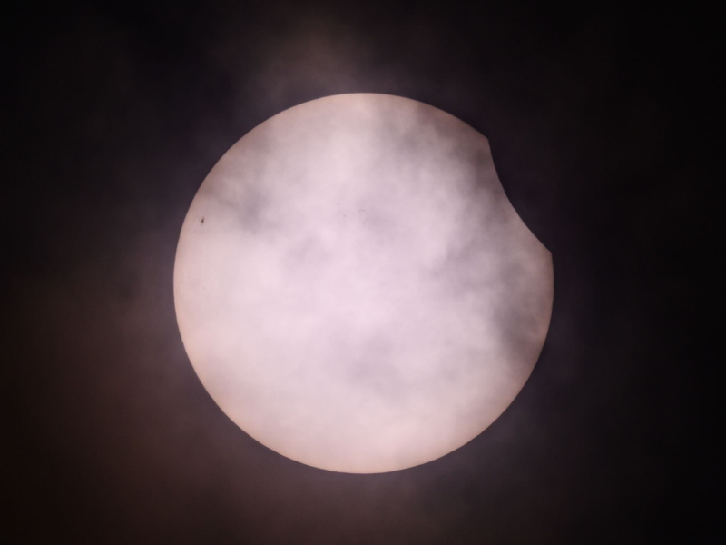 Zwischen Wolkenlücken war die partielle Sonnenfinsternis sichtbar, so wie hier in Frankfurt an der Oder. - Foto: Patrick Pleul/dpa