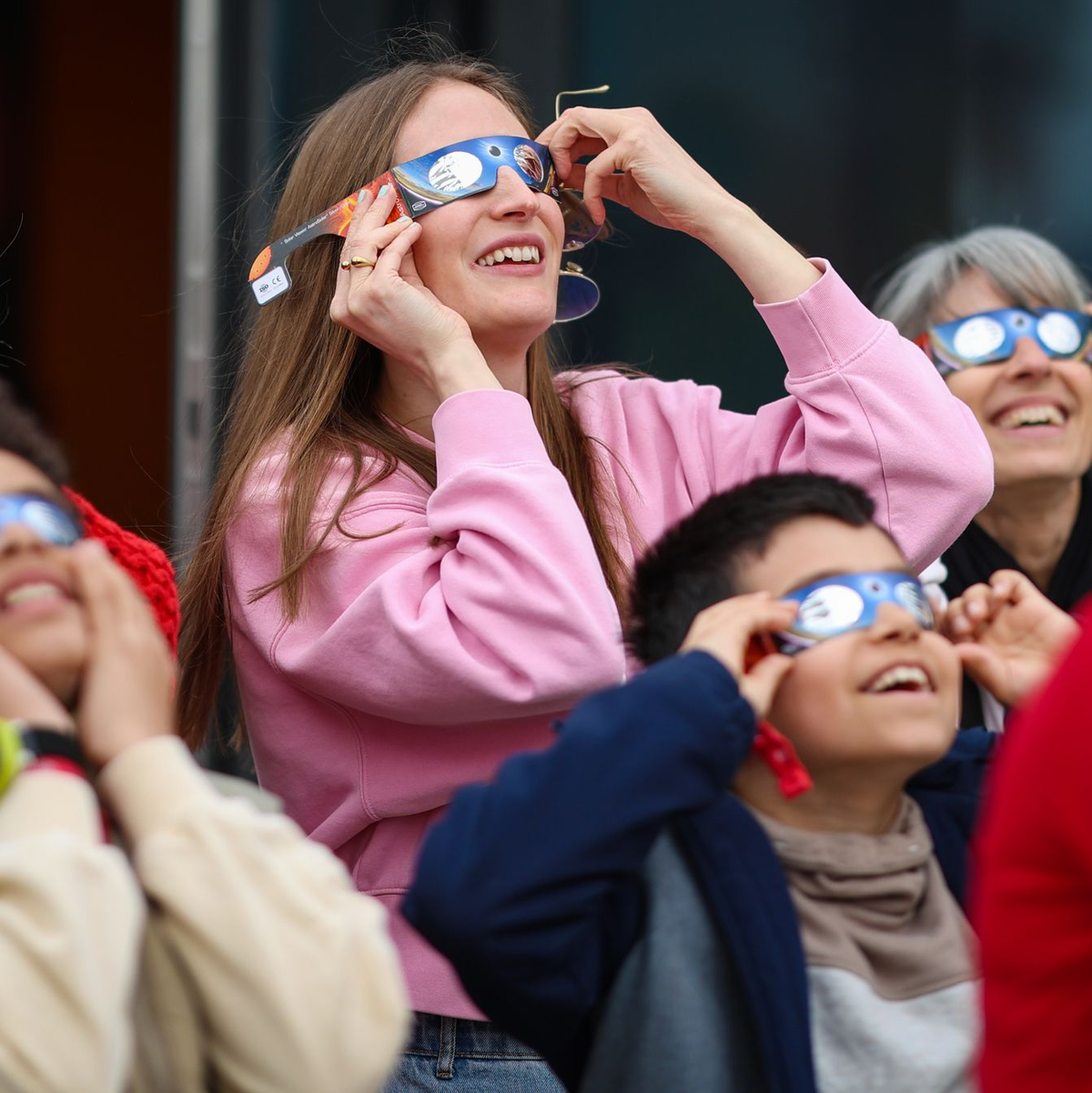 Wichtig beim Blick in den Himmel ist das Tragen einer speziellen Sonnenfinsternis-Schutzbrille.  - Foto: Christoph Schmidt/dpa