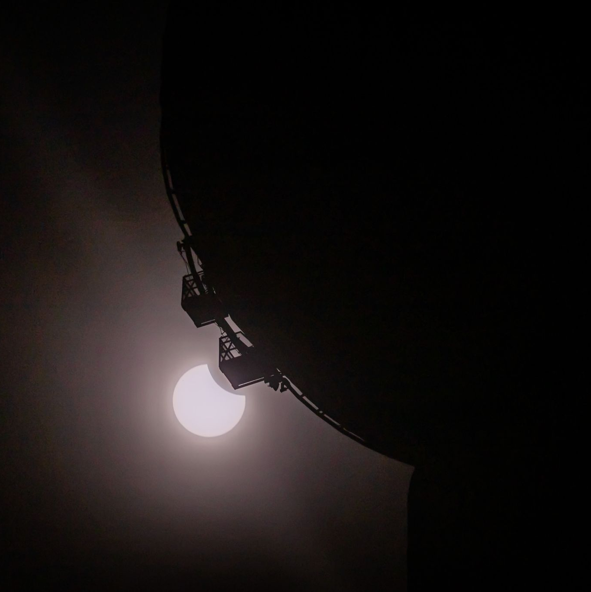  Laut DWD herrschten in einem Streifen von Schleswig-Holstein bis ins Saarland gute Bedingungen, um die Sonnenfinsternis zu sehen. - Foto: Christoph Soeder/dpa