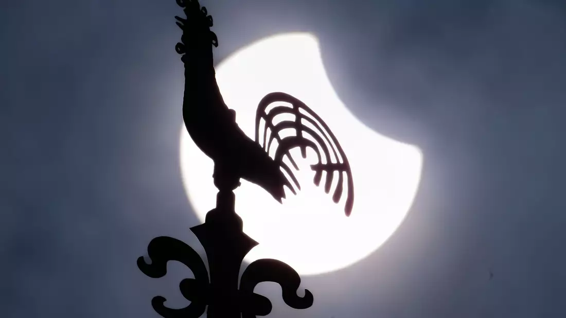 Einige Minuten nach 12 Uhr erreichte die partielle Sonnenfinsternis über Deutschland ihren Höhepunkt.  - Bild: Boris Roessler/dpa