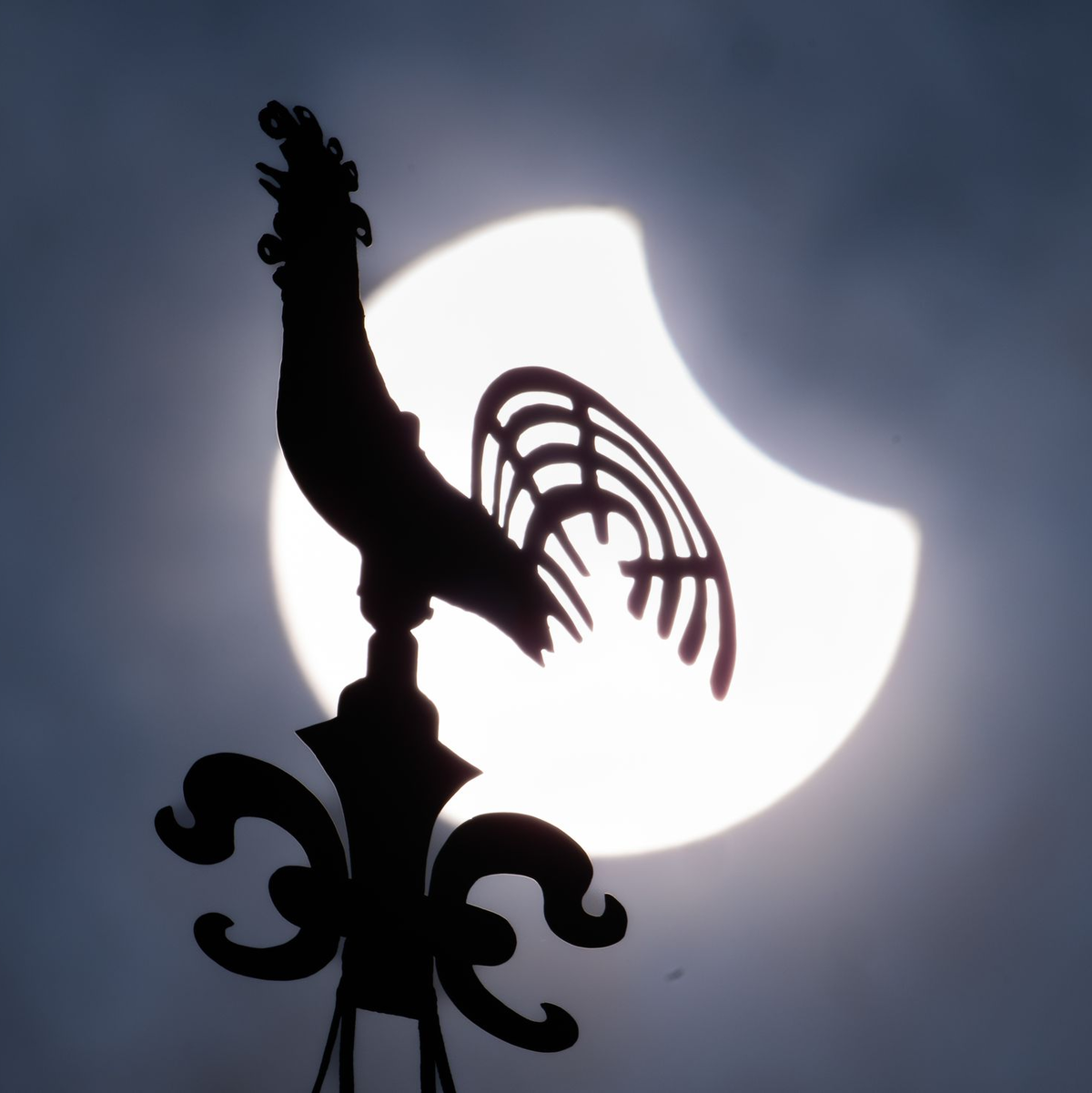 Einige Minuten nach 12 Uhr erreichte die partielle Sonnenfinsternis über Deutschland ihren Höhepunkt.  - Foto: Boris Roessler/dpa