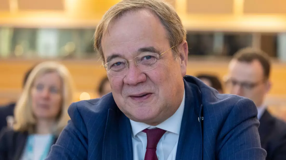 Laschet akzeptiert Bußgeld wegen zu schnellem Fahren. (Archivbild) - Bild: Thomas Banneyer/dpa