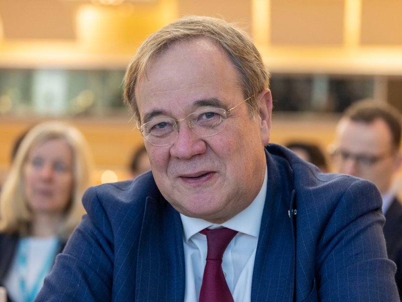 Laschet akzeptiert Bußgeld wegen zu schnellem Fahren. (Archivbild) - Foto: Thomas Banneyer/dpa