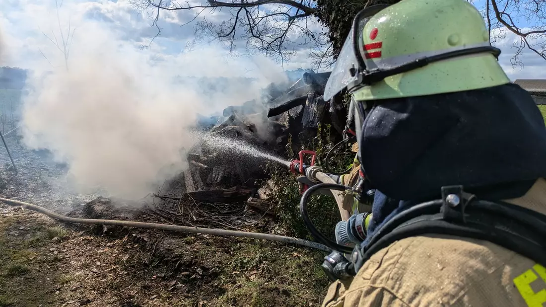 FW-KLE: Brand eines Holzstoßes - Übergreifen auf Scheune konnte verhindert werden - Bild: presseportal.de