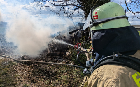 FW-KLE: Brand eines Holzstoßes - Übergreifen auf Scheune konnte verhindert werden - Foto: presseportal.de