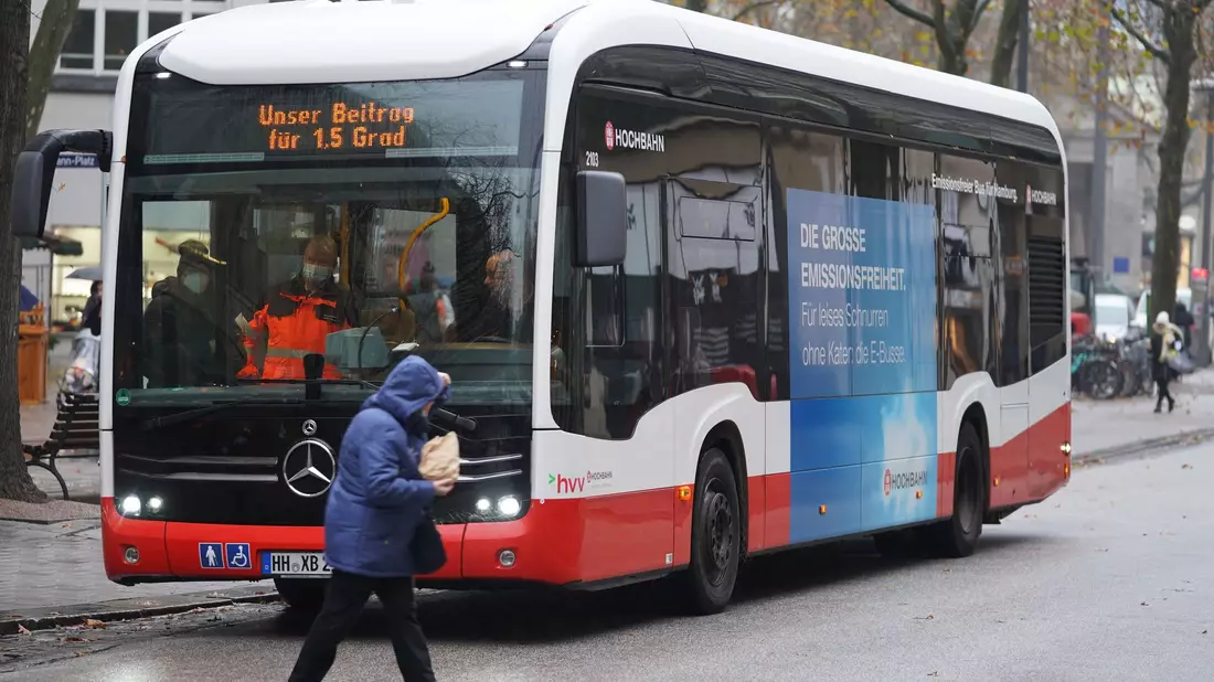 Hamburg ist die Stadt mit den meisten E-Bussen in der ÖPNV-Flotte. (Archivbild) - Bild: Marcus Brandt/dpa