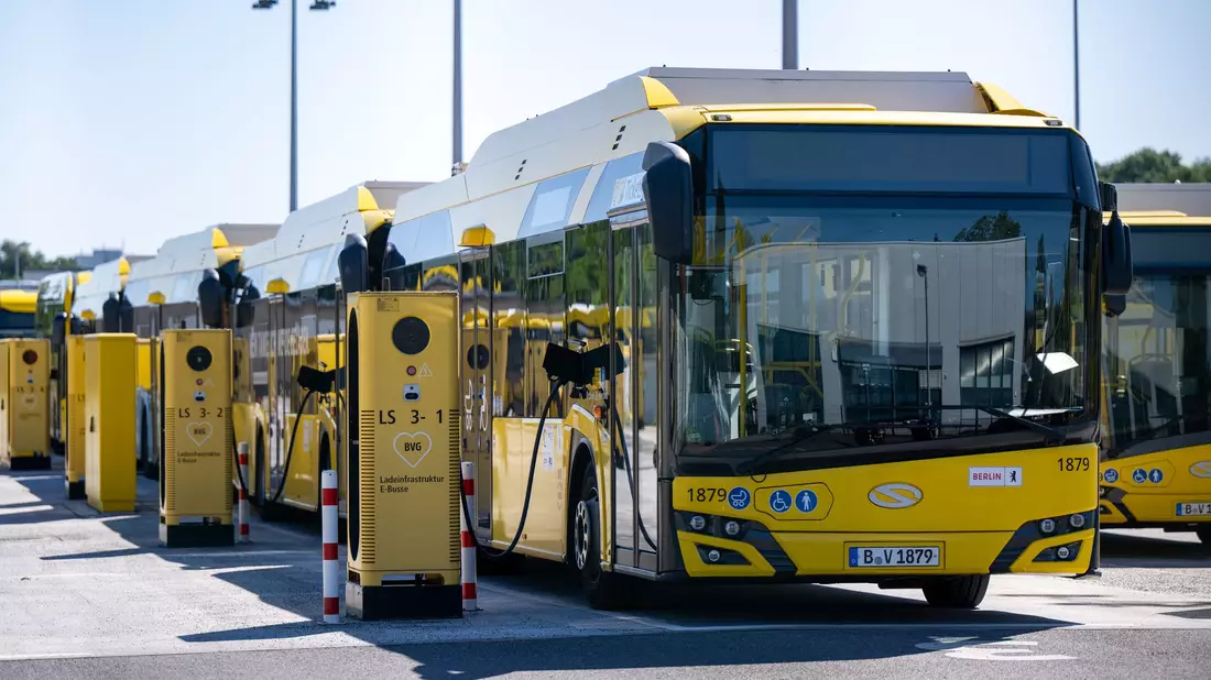 Die Berliner Verkehrsbetriebe (BVG) wollen ihre E-Busflotte von derzeit 227 Fahrzeugen in den nächsten drei Jahren nahezu verdoppeln. (Archivbild) - Bild: Monika Skolimowska/dpa