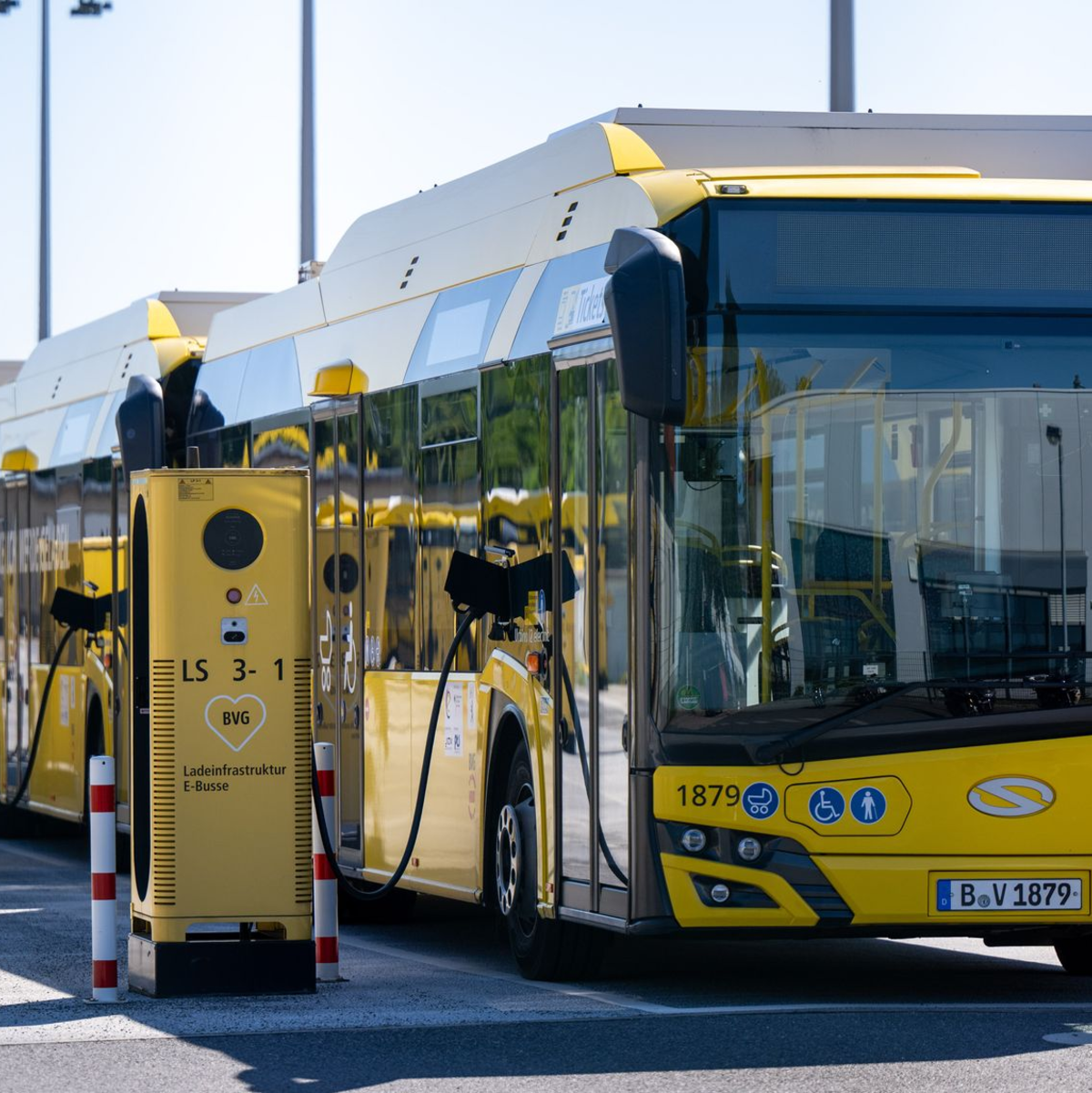 Die Berliner Verkehrsbetriebe (BVG) wollen ihre E-Busflotte von derzeit 227 Fahrzeugen in den nächsten drei Jahren nahezu verdoppeln. (Archivbild) - Foto: Monika Skolimowska/dpa