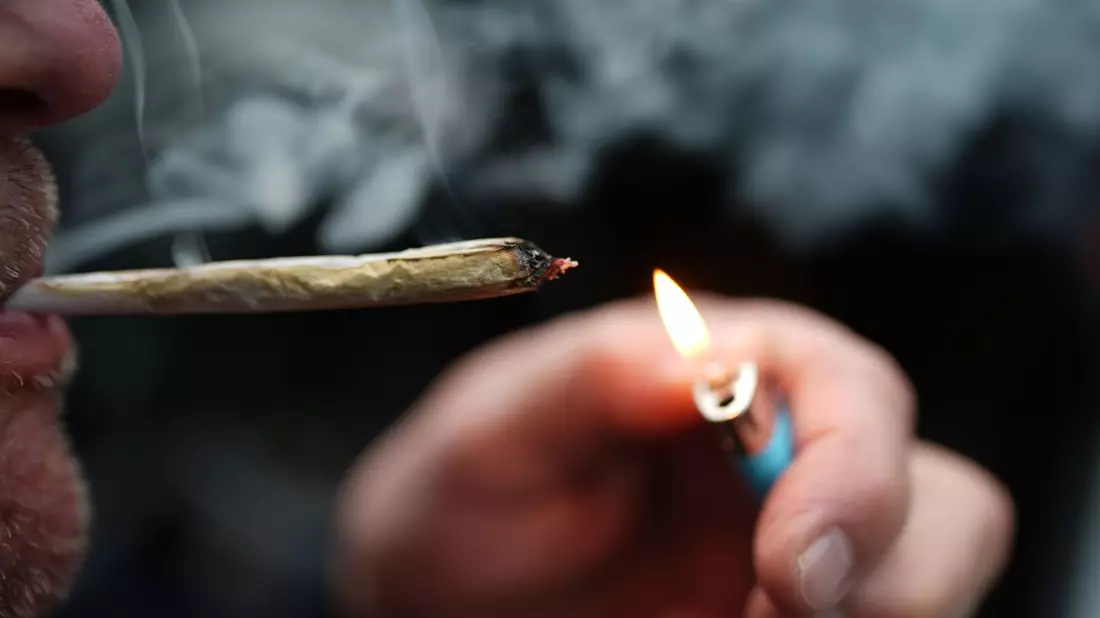 Cannabis zum Eigenkonsum ist seit einem Jahr für Erwachsene erlaubt. (Archivbild) - Bild: Marcus Brandt/dpa