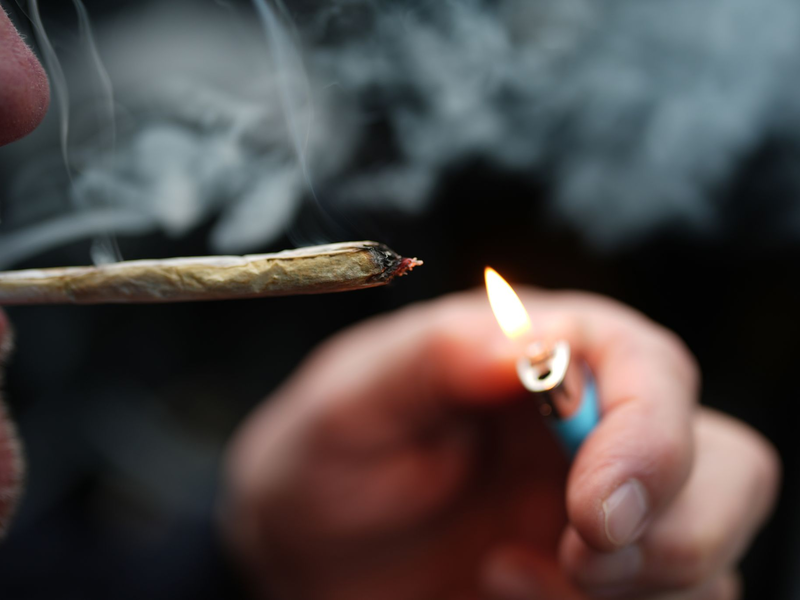 Cannabis zum Eigenkonsum ist seit einem Jahr für Erwachsene erlaubt. (Archivbild) - Foto: Marcus Brandt/dpa