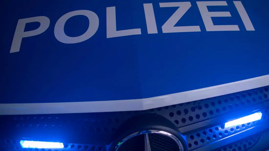 Wegen einer vermeintlichen Leiche wurde die Polizei in Rostock auf den Plan gerufen. (Symbolbild) - Bild: Jens Büttner/dpa-Zentralbild/ZB