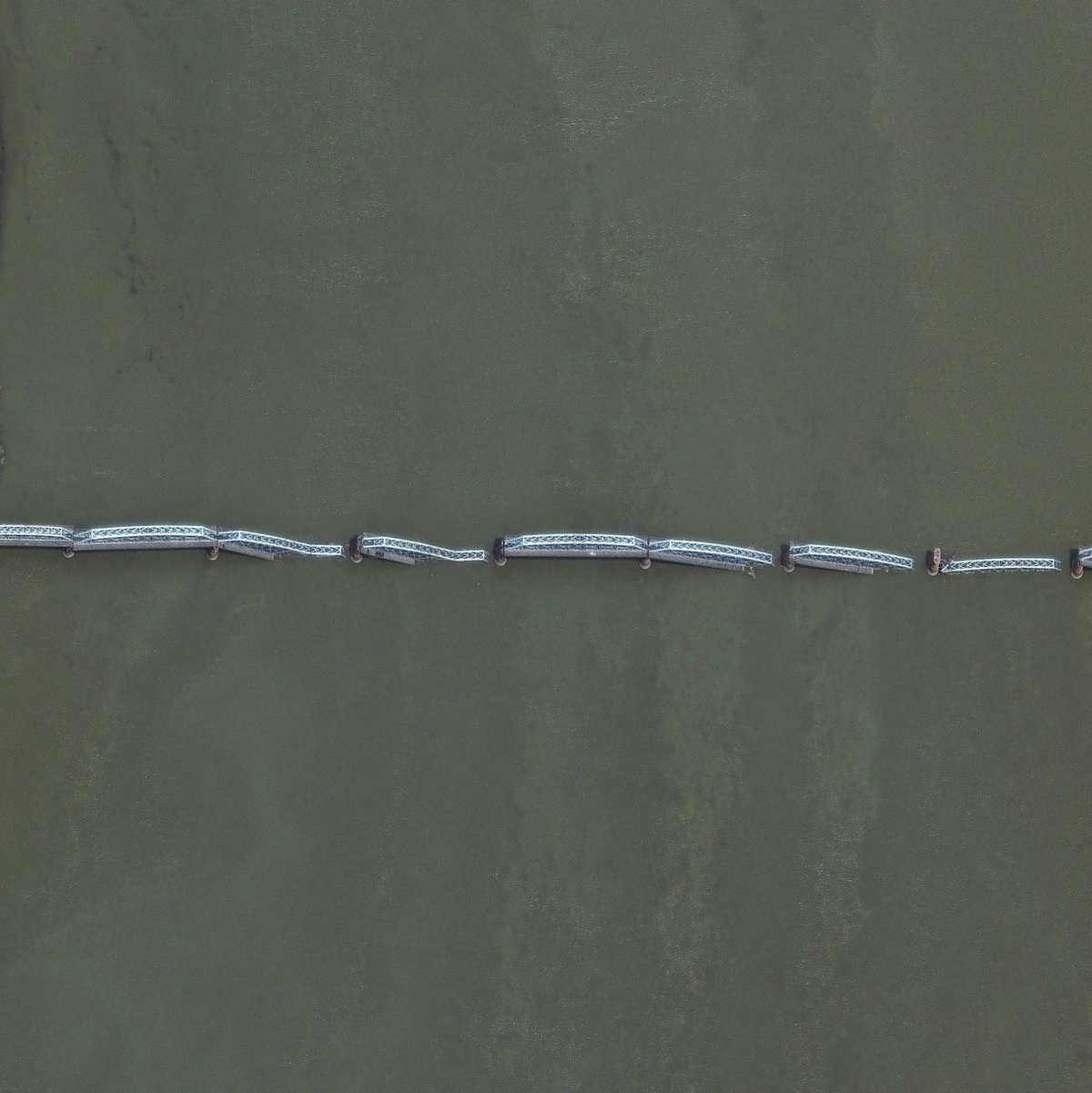 Das Erdbeben in Myanmar richtete schwere Schäden an Infrastruktur, wie etwa an Brücken an.  - Foto: Maxar Technologies/Maxar/AP/dpa