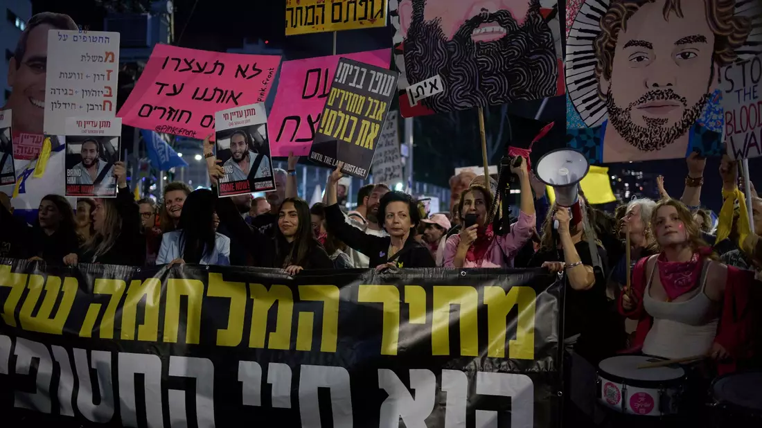 Erneut gehen in Israels Tausende Menschen für die Feilassung der Hamas-Geiseln auf die Straße.    - Bild: Maya Alleruzzo/AP/dpa