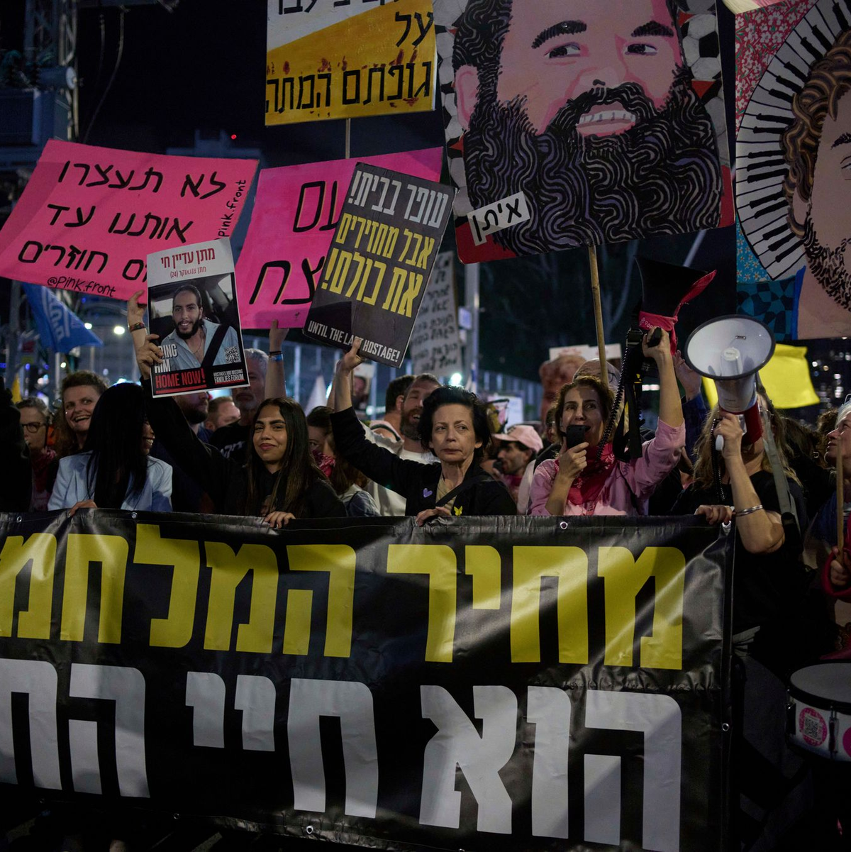 Erneut gehen in Israels Tausende Menschen für die Feilassung der Hamas-Geiseln auf die Straße.    - Foto: Maya Alleruzzo/AP/dpa