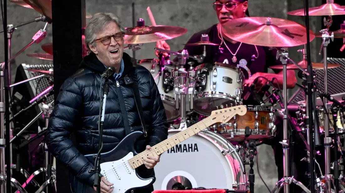 Konzerte sind sein Lebenselixier: Eric Clapton bei einem Konzert auf der Berliner Waldbühne. (Archivbild) - Bild: Britta Pedersen/dpa