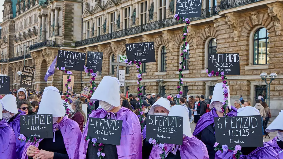 Tödliche Gewalt gegen Frauen durch Partner und Ex-Partner sollte nach Auffassung von Feministinnen nicht als «Beziehungstag» bezeichnet werden, sondern als Femizid. (Archivbild) - Bild: Georg Wendt/dpa