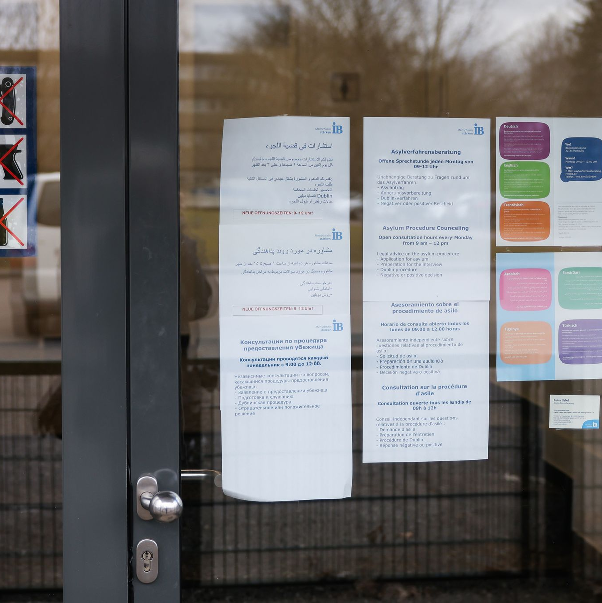 Am Eingang des Dublin-Zentrums in Hamburg-Rahlstedt hängen Informationsblätter, unter anderem zu den Sprechstunden der kostenlosen Asylverfahrensberatung. zu sehen. Die sogenannten Dublin-Regeln legen fest, in welchem europäischen Land ein Asylbewerber seinen Antrag auf Schutz stellen darf. (Archivfoto) - Foto: Christian Charisius/dpa POOL/dpa