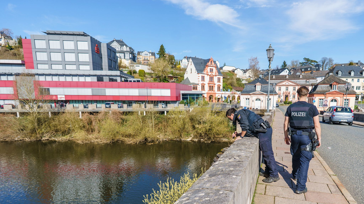 Einsatzkräfte suchen auch am Wochenende nach dem kleinen Jungen. - Foto: Andreas Arnold/dpa