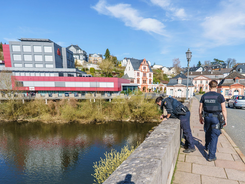 Einsatzkräfte suchen auch am Wochenende nach dem kleinen Jungen. - Foto: Andreas Arnold/dpa
