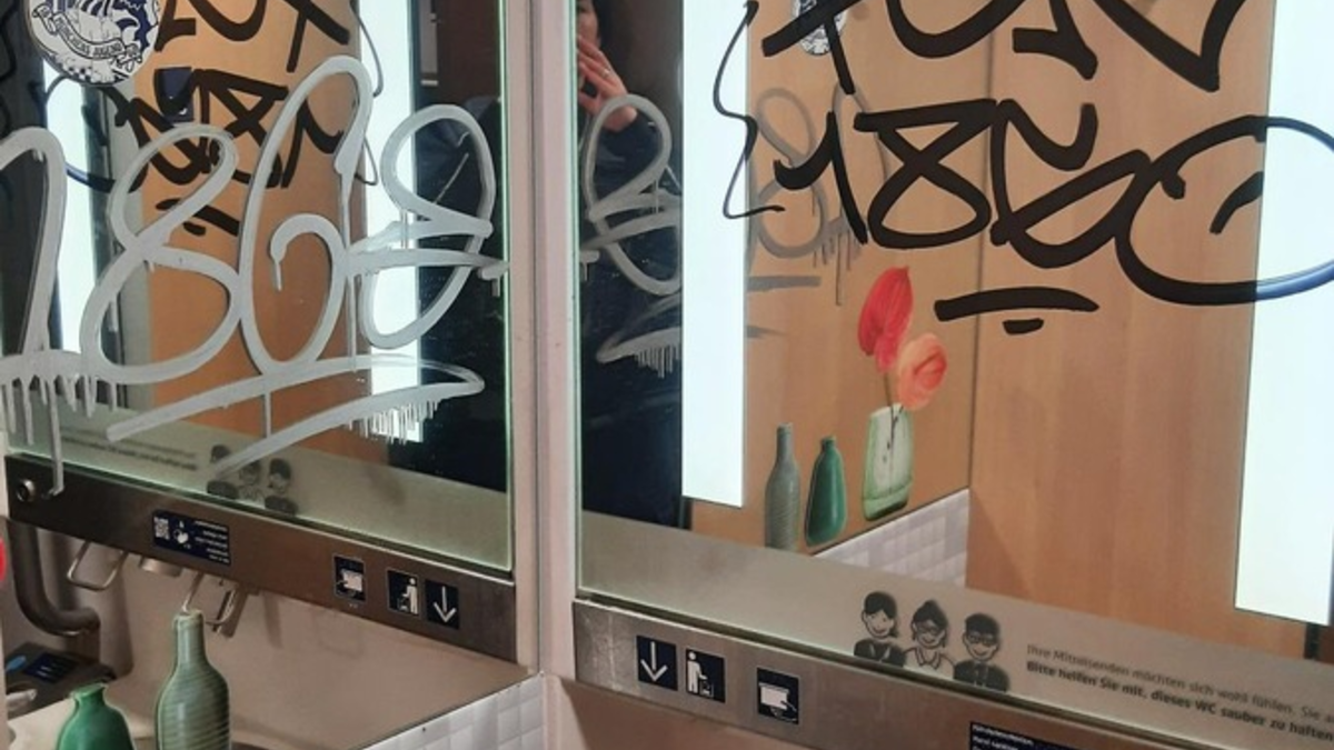 Bundespolizeidirektion München: Fußballfans sorgen für Ärger im Zug / Bundespolizei sucht Geschädigte - Foto: presseportal.de